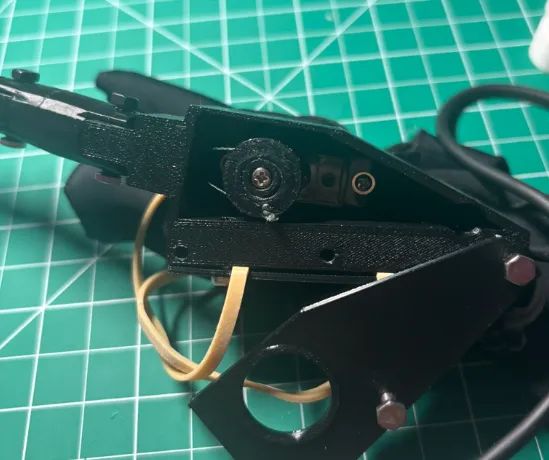 Close-up of the 6th Finger servo and mount